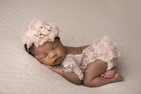 Newborn Photography Girly, Sweet Pictures, Newborn Mom, Baby Pic, Newborn Baby Photoshoot, Pink Newborn, Baby Planning, Baby Poses, Newborn Shoot