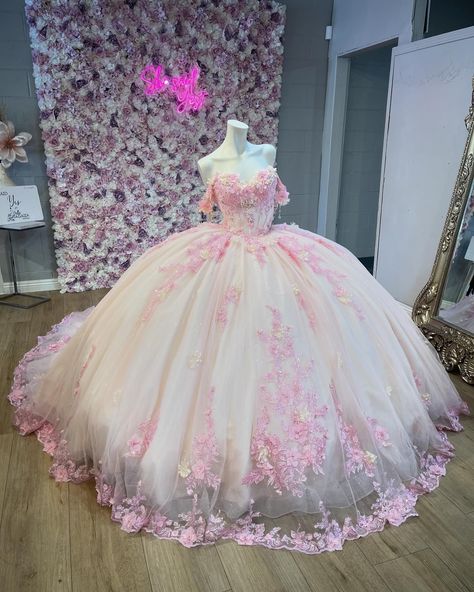 White Floral Quinceanera Dresses, Pink And White Quinceanera Dresses, Light Pink Quinceanera Theme, White Quince Dress, Light Pink Quinceanera Dresses, Sweet 16 Dresses Short, White Quince Dresses, Pink Quinceanera Dresses, Quince Stuff