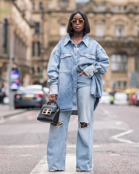 Looks Total Jeans, Double Denim Outfit, Denim Street Style, Looks Jeans, Look Jean, Denim Outfits, Denim On Denim, All Jeans, Grown Women