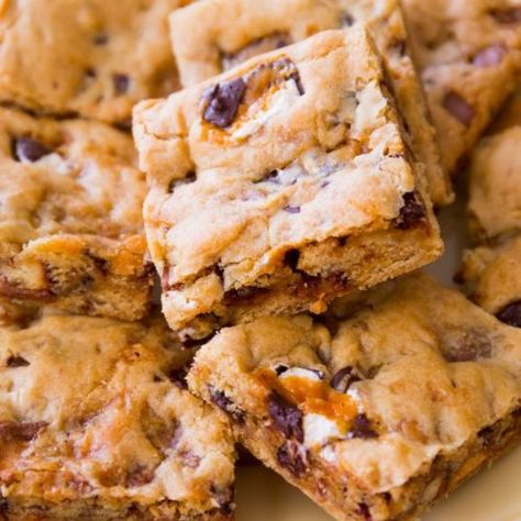 Candy Bar Blondies, Halloween Dessert Recipes Easy, Sallys Baking, Halloween Food Desserts, Sally's Baking, Blondies Recipe, Candy Bars, Brownie Bar, Halloween Desserts