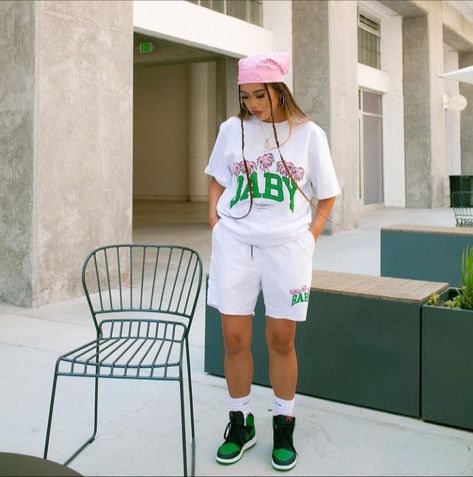 Green And White Outfit Black Woman, Drip Outfits Women Summer, Drip Outfit Women, Different Astethics Outfits, Outfit Astethics, Drip Outfits Women, White Outfit Ideas, Tomboy Fits, Cute Sweatpants Outfit