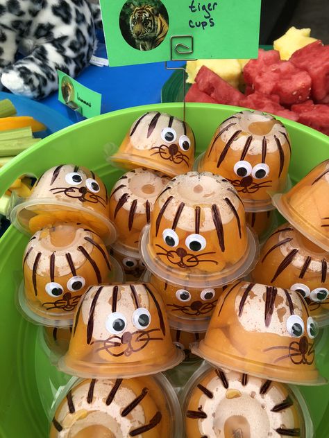 Tiger cups ; mandarin oranges ; animal birthday party Outback Birthday Party Ideas, Tiger Party Food, Big Cats Birthday Party, Lion Birthday Party Ideas, Zoo Snacks, Tiger Birthday Party Ideas, Tiger Themed Birthday Party, Tigger Party, Safari Birthday Party Food