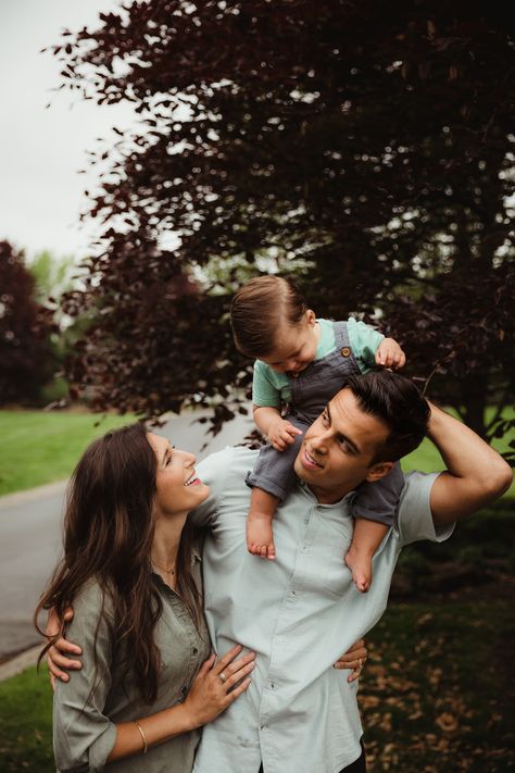 First Birthday Photo Shoot With Parents, Couple With Toddler Photography, Poses With Baby And Parents, Toddler Family Photoshoot, Family Photoshoot Poses Outdoor, One Year Old Family Photo Shoot, Family With Toddler Photography, Couple Poses With Baby, Parents And Toddler Photoshoot