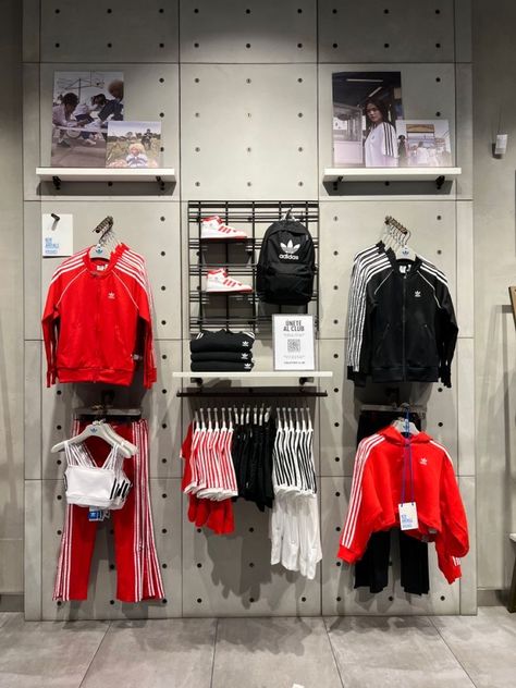 Adidas Store Display, Adidas Merchandising, Shoe Store Design, Sportswear Store, Clothing Store Displays, Adidas Store, Retail Store Interior Design, Clothing Store Interior, Clothing Store Design