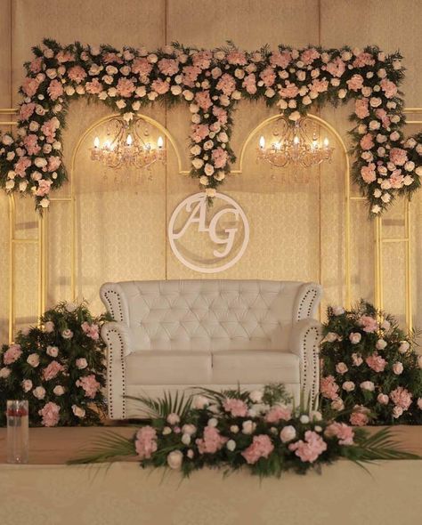 25th Anniversary Stage Decoration, Engegment Decoration Stage, Weeding Stages, Engagement Entry, Roka Decor, Reception Stage Ideas, Wedding Bg, Marriage Hall Decoration, Couple Seating