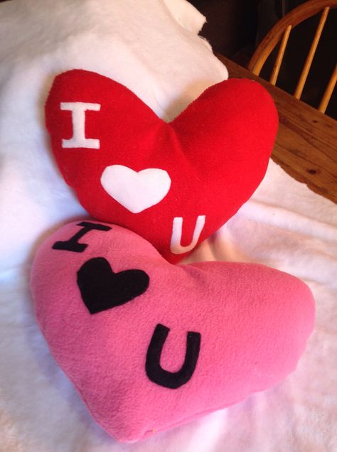 Valentines Pillows, Diy Crafts For Home Decor, Diy Pillows, Soft Toys, Love Gif, Soft Toy, Heart Shape, Art Lessons, Heart Shapes