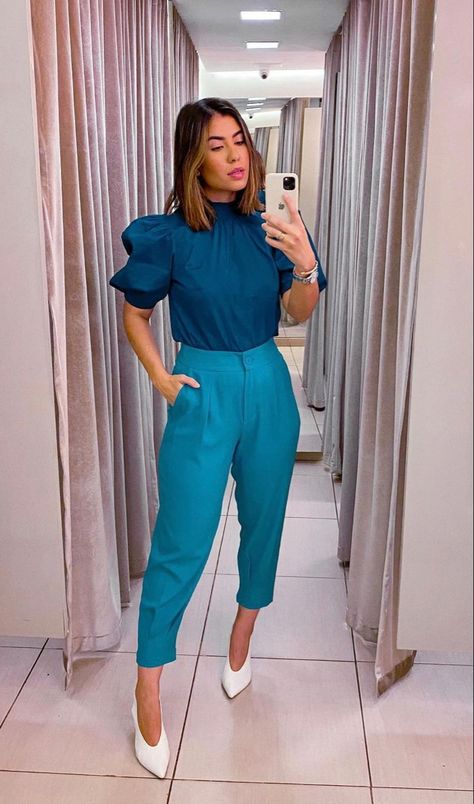 Color Blocking Outfits Classy, Colour Combinations Fashion, Look Office, Color Blocking Outfits, Elegante Casual, Professional Outfits, Basic Outfits, Blue Pants, Colourful Outfits