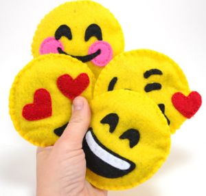 Cute Felt Emoji Cat Toys Emoji Plush, Party Emoji, Felt Plushies, Emoji Craft, Emoji Diy, Emoji Cat, Emoji Birthday Party, Diy Cat Toys, Ornament Template