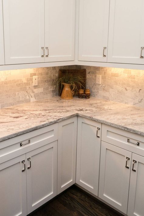 Glacier White Granite Countertops Cabinets Gray Marble Backsplash Tiles Dark Hardwood White Marble Tile Backsplash, Glacier White Granite, Countertops Marble, White Kitchen Countertops, Granite Countertops Colors, Open Kitchen Layouts, Subway Backsplash, White Granite Countertops, Hardwood Floors Dark