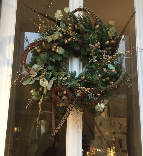 Pheasant feather Christmas wreath with gold and greenery Pheasant Feather Decor Christmas, Pheasant Decor Ideas, Wreaths With Feathers, Diy Christmas Decorations Door, Pheasant Feather Wreath, Feather Wreath Diy, Wreath With Pheasant Feathers, Pheasant Wreath, Wreath With Feathers