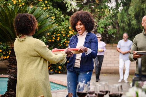 How to Organize a Successful Potluck, According to Chefs and Entertaining Experts Menu Potluck, Yoga Breathing Exercises, Editing Work, Creative Party Ideas, Potluck Party, Etiquette And Manners, Wedding Party Planning, Party Organization, Potluck Dishes