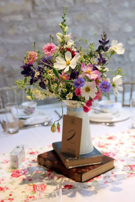 Unique Wedding Table Centerpieces, August Wedding Flowers, Wildflower Centerpieces, Vintage Wedding Table, Unique Wedding Flowers, Wedding Table Flowers, Wedding Flowers Summer, Wildflower Wedding, Garden Parties