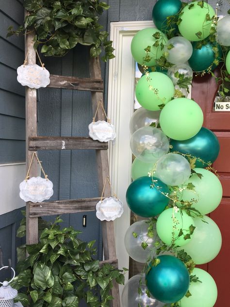 Pixie Hollow Party Decorations, Fairytale Theme Party Decorations Diy, Diy Forest Decor Party, Pixie Hollow Decorations, Enchanted Forest Balloons, Pixie Hollow Birthday Party, Fantasy Party Ideas Decoration, Enchanted Forest Party Decorations Diy, Enchanted Forest Balloon Arch