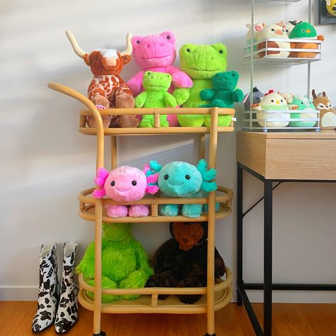 Build A Bear Display Ideas, Plushie Storage Aesthetic, Plushy Displays, Stuffie Display, Plushie Storage Ideas Adult, Plush Storage Ideas, Plush Display Ideas, Plushie Display Ideas, Plushies Storage