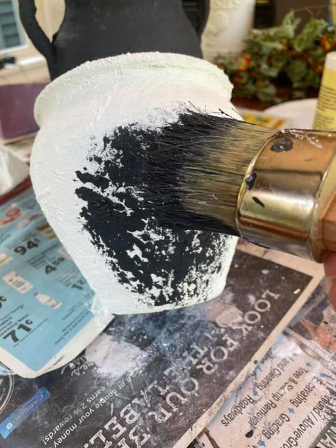 Round Paint Brush, Textured Pottery, Textured Spray Paint, Make Chalk Paint, Chalk Paint Furniture Diy, Cheap Vases, Hanging Craft Ideas, Textured Vase, Painted Glass Vases