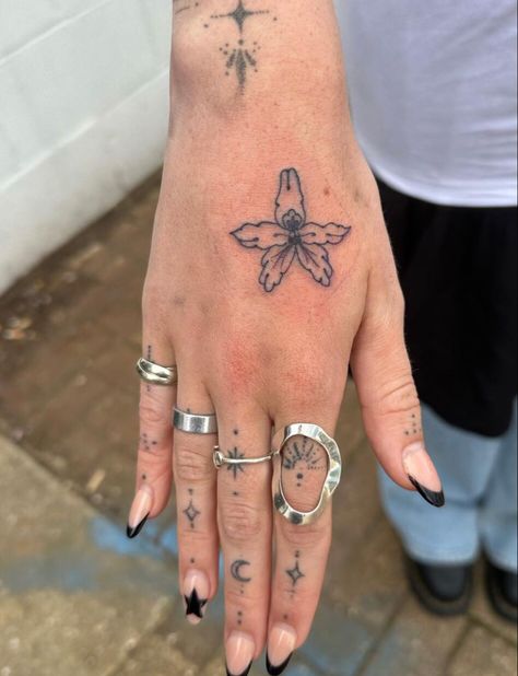 IG: @agueb_ Hand Fine Line Tattoo, Flower Hand Tattoo, Fine Line Flower Tattoo, Klimt Tattoo, Line Flower Tattoo, Fawn Tattoo, Tatuaje Studio Ghibli, Funky Tattoos, Minimalist Tattoos