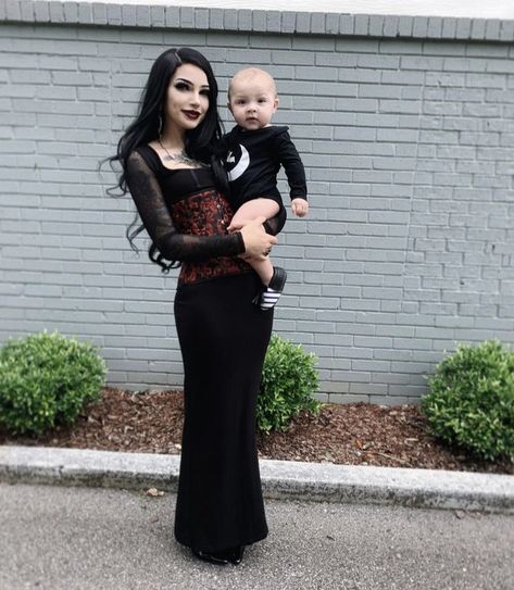 Dress Like A Mom, Goth Mom, Punk Baby, Goth Princess, Gothic Photography, Goth Kids, Goth Baby, Like A Mom, Cute Maternity Outfits