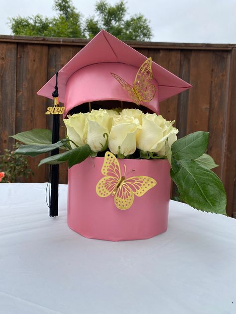 Graduation floral box Graduation Arrangements Gifts, Graduation Crafts High School, Graduation Gift Box Ideas, Grad Bouquet Ideas, Graduation Arrangements, Graduation Flowers Bouquet, Graduation Flower Bouquet, Graduation Treats, Roses Bouquet Gift