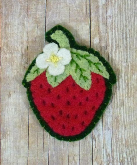 Crafts Pictures, Felt Strawberry, Felt Magnet, Felt Fruit, Felted Wool Crafts, Penny Rug, Felt Jewelry, Felt Pattern, Do It Yourself Crafts