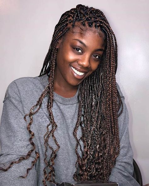 See the best knotless braids for women with our illustrated guide. Know exactly what to ask your hairdresser when doing box braids. Short Crochet Braid Styles, Protective Style Ideas, Curls Ideas, Box Braids With Curly Ends, Short Crochet Braids, Braids With Curly Ends, Twist Locs, Braids Pictures, Small Box Braids