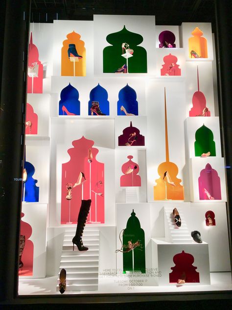 Fashion Window Display, معرض فني, Visual Merchandiser, Visual Merchandising Displays, Window Display Design, Ramadan Decoration, Retail Windows, Retail Merchandising, Store Windows