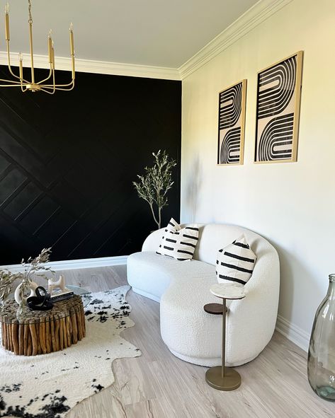 Black And White Salon, Salon Suite Decor, Black And Gold Living Room, Facial Room, Home Spa Room, Black And White Office, Home Decor Wallpaper, Salon Suites Decor, Gold Rooms