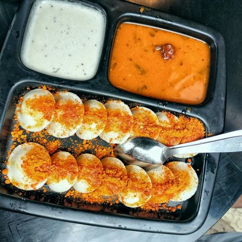 Masala idli, south Indian breakfast Mini Idli, Masala Idli, South Indian Breakfast, Coconut Chutney, Indian Breakfast, Full Meal Recipes, Breakfast Dishes, Food Stuff, Griddle Pan