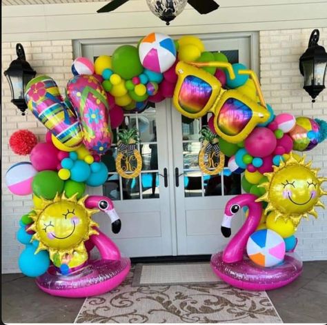 Barbie Beach Birthday Party Decorations, Summer Party Balloon Decor, Beach Ball Party Decorations, End Of Summer Party Themes For Adults, Beach Party Balloons, Beach Ball Balloon Garland, Summer Pool Party Ideas Decoration, Pool Party Birthday Ideas For Kids, Pool Party Balloon Garland