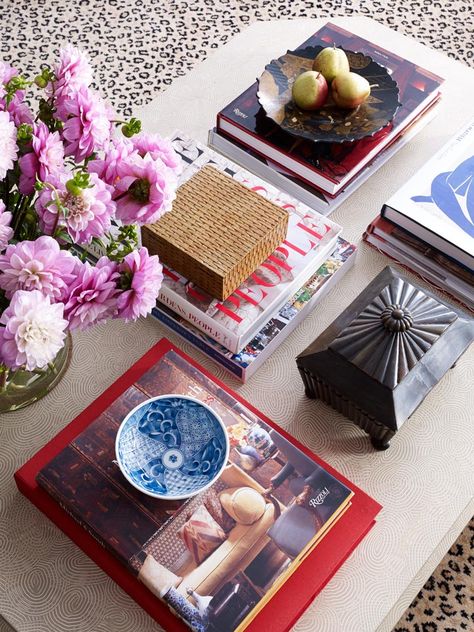 Coffee Table Christmas, Coffee Table Book Design, Coffee Table Decor Ideas, Best Coffee Table Books, Coffee Table Books Decor, Christmas Coffee Table Decor, Colorful Apartment, Display Coffee Table, Round Wood Coffee Table