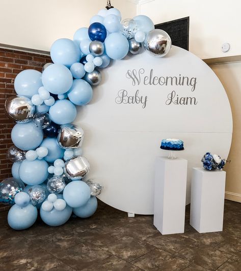 Round wall backdrop with a large organic balloon garland and pedestals 21st Decorations, Garland Backdrops, Round Backdrop, Round Balloons, Birthday Balloon Decorations, Baby Shower Backdrop, Balloon Backdrop, White Balloons, Blue Balloons