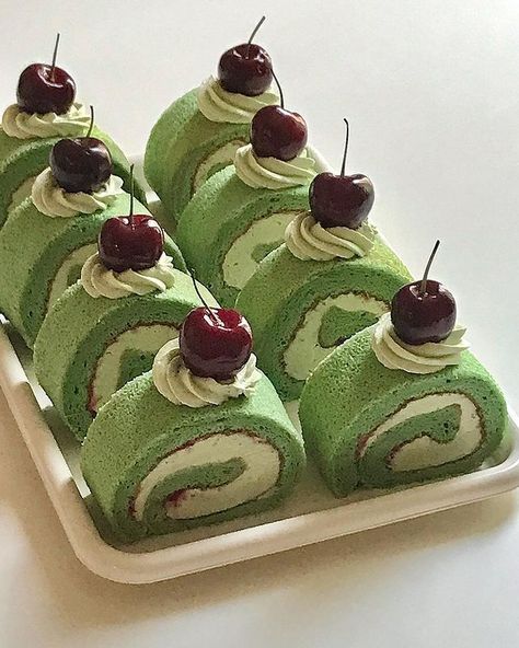 Whipped Cream Cakes, Matcha Cake, 귀여운 음식 그림, Food Png, Roll Cake, Brunch Wedding, Cake Roll, Pretty Cakes, Food Obsession