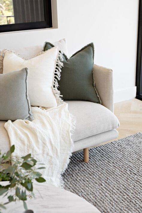 Are you making one of these rug mistakes? Top designers share their rug pet peeves! Lounge Room Styling, Cream Living Rooms, Lounge Style, Diy Ikea Hacks, Diy Ikea, Table Sofa, Style Deco, Living Room Green, Sofa Styling