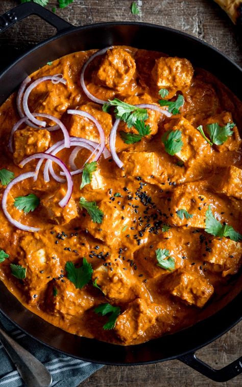 This vegetarian curry uses chunks of creamy paneer in a fragrant butter-style curry sauce. It’s mild enough for the whole family to enjoy, but you can spicy up this paneer curry with the addition of some fresh chillies if you like it hotter. Mild Chicken Curry, Roast Dinner Sides, Paneer Curry Recipes, Paneer Masala Recipe, Butter Paneer, Chargrilled Chicken, Low Fodmap Recipes Dinner, Vegetable Samosa, Paneer Curry