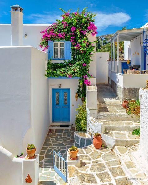 ValantisM on Instagram: “The  Blooming alleys of Paros 😍lefkes village😍😍don't forget to check 👉 @valantism.gr 🎶💙 💙 kalinicta dear friends🙋‍♂️😊🥂🎶 !!!! .  #paros…” Greek Houses Exterior, Greek Home, Greek Homes, Greece Homes, Greece House, Santorini House, Paros Greece, Greek Villas, Greek House