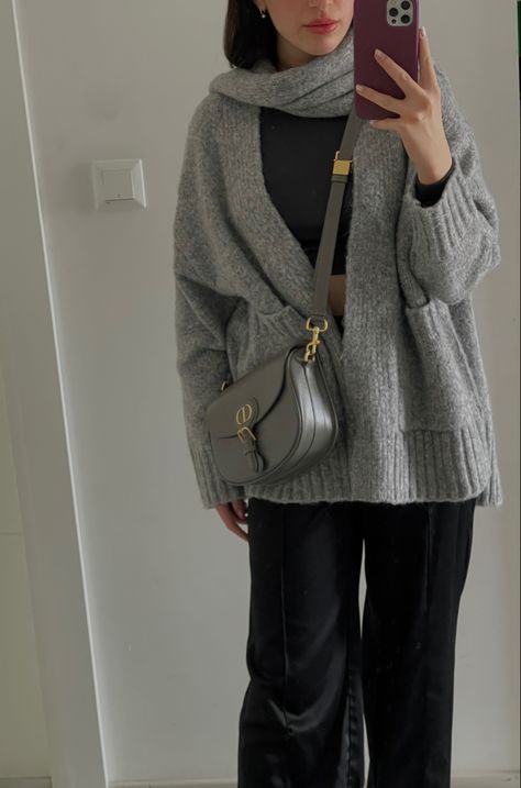 Old Money Style Bags, Dior Bobby Bag Outfit, Gray Bag Outfit, Grey Purse Outfit, Grey Bag Outfit, Old Money Cardigan, Dior Bobby Bag, Outfits With Grey Cardigan, Outfit Modest