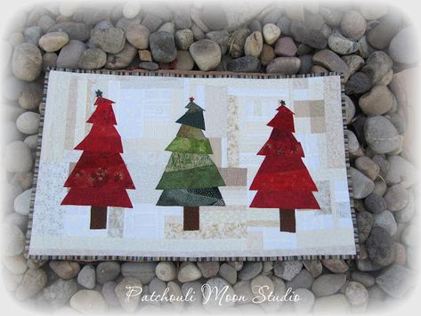 Christmas Place Mats Free Pattern, Placemats Ideas, Christmas Tree Table Runner, Tree Table Runner, Christmas Table Runner Pattern, Christmas Tree Table, Quilted Table Runners Christmas, Runner Inspiration, Christmas Quilt Blocks