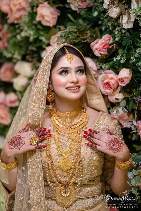 Indian Bride With Gold Jewellery, Indian Bride Gold Jewellery, Wedding Necklaces For Bride Gold, Waleema Bride, Muslim Brides Indian, Pakistani Bridal Makeup Hairstyles, Walima Bride, Bangladeshi Bride, Family Wealth