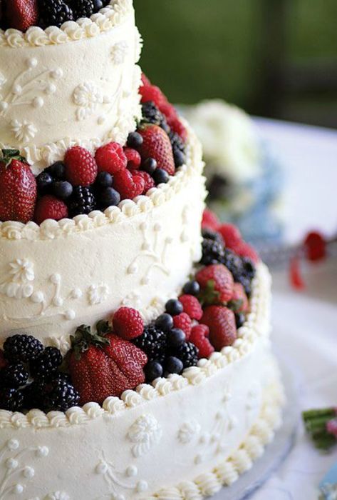 Cake With Berries, Fruit Wedding Cake, Torte Decorate, Cake 5, Decoration Cake, Berry Cake, Buttercream Wedding Cake, Chocolate Wedding Cake, Wedding Cakes Vintage