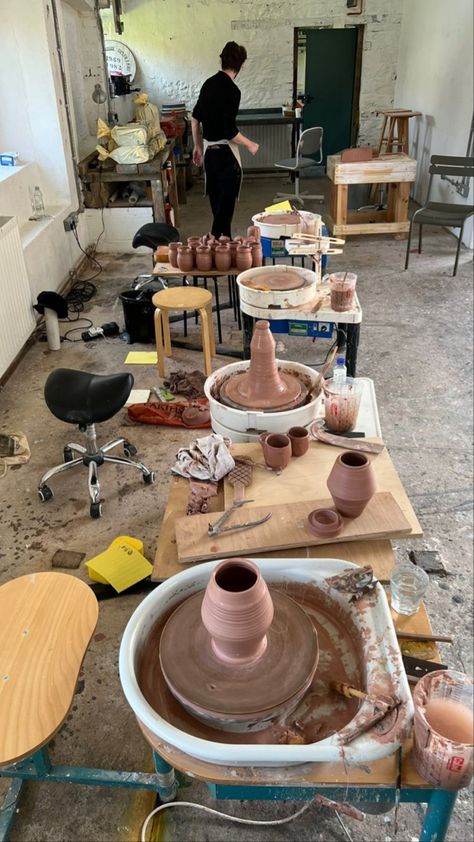 Artist Aesthetic, Pottery Classes, Ceramics Pottery Art, Arte Inspo, Dream Girl, Ceramic Studio, Pottery Studio, 가을 패션, Art Lovers