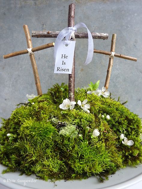 Resurrection Garden, Easter Table Centerpieces, Church Easter Decorations, Resurrection Day, Easter Garden, Wooden Crosses, Easter Tablescapes, Spring Easter Crafts, Easter Religious