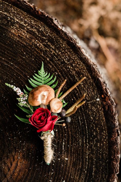 As y'all know, we're always on the look-out for alternative buttonhole ideas for your wedding. I mean sure, we love a rose boutonnière as much as anybody else, but we think there's just so many more ideas -- whether it's LEGO minifigs for your geeky wedding, autumn leaves for your fall wedding, or even this concept: the mushroom boutonnière. Alternative Buttonholes, Bird Skulls, Enchanted Forest Wedding Theme, Mushroom Theme, Dinosaur Wedding, Geeky Wedding, Forest Theme Wedding, Wedding Autumn, Groomsmen Boutonniere