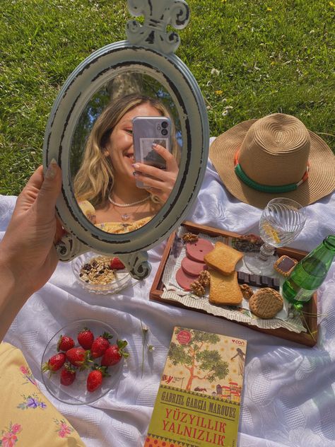 Picnic With Mirror, Small Picnic Aesthetic, Picnic Selfie, Picnic Pics, Picnic Aesthetics, Girls Picnic, Picnic Shoot, Fairy Picnic, Picnic Dates