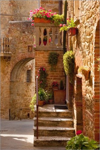 Beautiful Tuscan village Tuscan Cottage, Italy Villages, Tuscan Village, Tuscan Architecture, Vila Medieval, Tuscany Home, Vineyard House, Villa Toscana, Floating Architecture