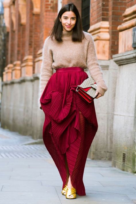 Bettina Looney, London Fashion Week Street Style, Street Style 2016, London Fashion Weeks, Dramatic Style, Red Skirt, London Street Style, Street Style Trends, Street Style Winter