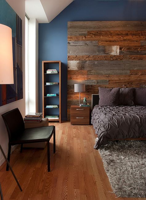 Navy Blue Bedroom Walls, Bedroom Wooden Floor, Blue Bedroom Colors, Pallet Wall Decor, Blue Bedroom Walls, Navy Blue Bedrooms, Rustic Bedroom Decor, Wooden Bedroom, Brown Bedroom