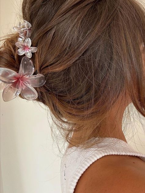 Brunette Updo, Hair Clips Aesthetic, Flower Claw Clip, Claw Clip Hairstyle, Clip Hairstyle, Hair Clip Flower, 사진 촬영 포즈, Clip Hairstyles, Hair Flower