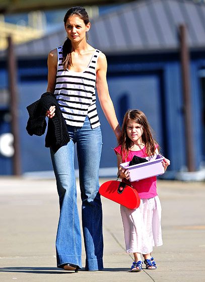 Katie Holmes Outfits, Kate Holmes, Katie Holmes Style, Suri Cruise, Plus Size Dress Outfits, Evolution Of Fashion, Cruise Outfits, Celebrity Moms, Katie Holmes