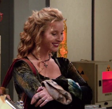 Lisa Kudrow Friends, Phoebe Buffay Outfits, Lisa Kudrow, Phoebe Buffay, 90s Hairstyles, Poses References, Friends Show, Friends Tv Show, Friend Outfits