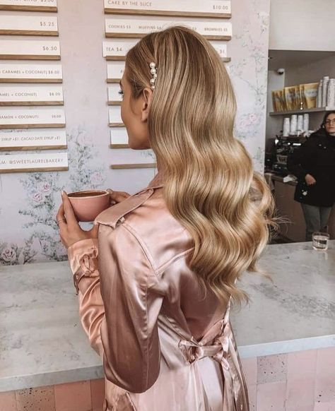 Hairstyles Weave, Old Hollywood Hair, Honey Blond, Long Hair Waves, Blond Ombre, Side Bangs Hairstyles, Neutral Blonde, Hairstyles Straight, Warm Blonde