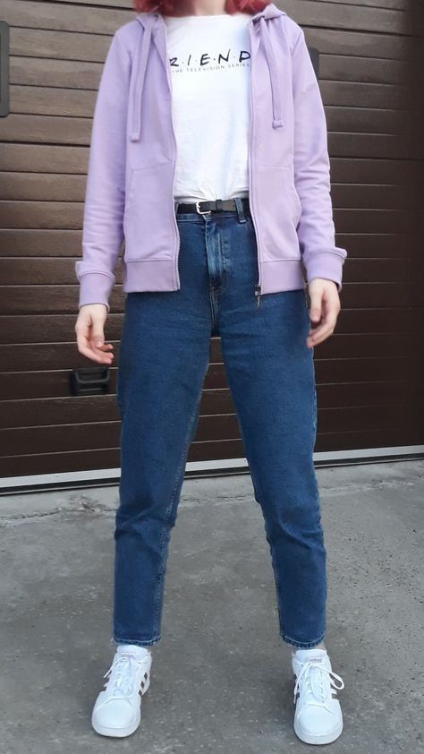 Friends Tshirt Outfit, How To Style Purple Hoodie, Jeans And Tshirt Outfits Casual Classy, Jeans With Hoodie Outfit, Mom Jeans And Tshirt, How To Style A Hoodie With Jeans, Purple Zip Up Hoodie Outfit, Dark Blue Mom Jeans Outfit, Purple Shirt Outfit Women